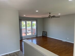 1964 Crescent Ln in Hoffman Estates, IL - Building Photo - Building Photo