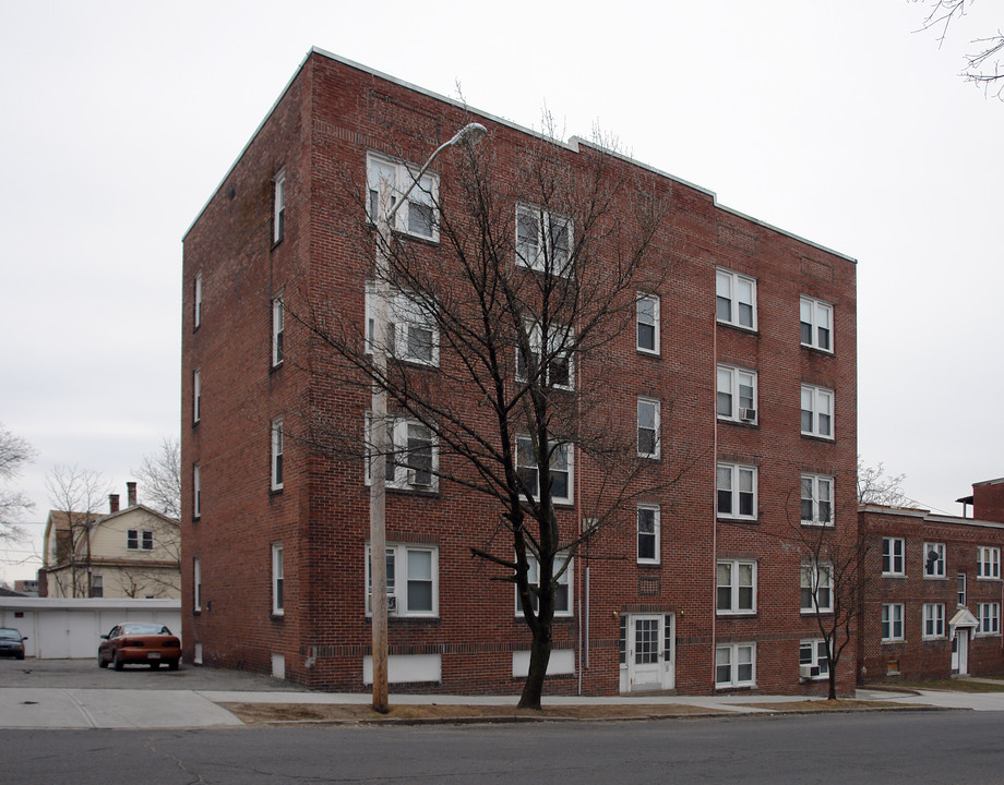 262 Oak St in Holyoke, MA - Building Photo