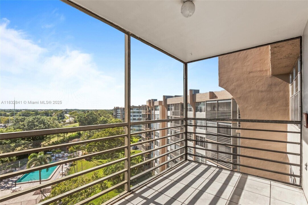 1200 St Charles Pl in Pembroke Pines, FL - Foto de edificio
