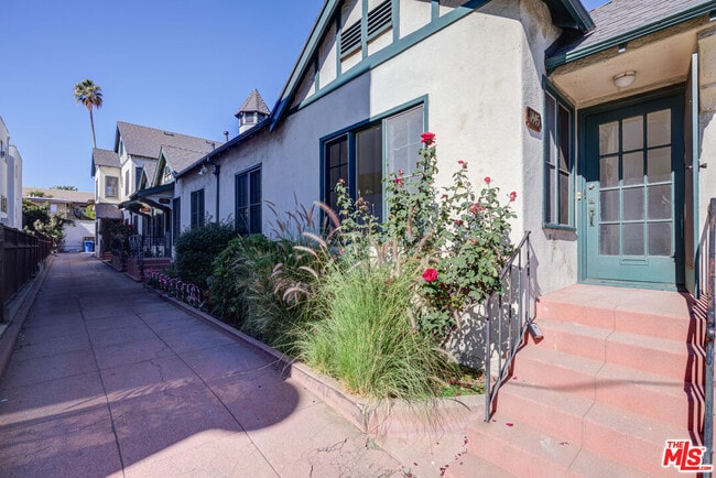 1445 N Vista St in Los Angeles, CA - Building Photo - Building Photo