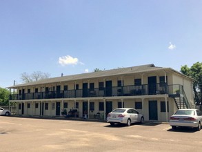 Colonial Greens I Apartments in Victoria, TX - Building Photo - Building Photo