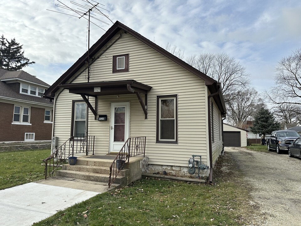 1525 Madison St in Lockport, IL - Building Photo