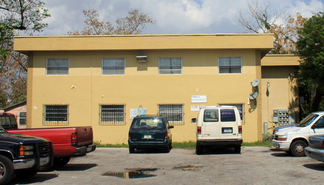 131 NW 77th St in Miami, FL - Foto de edificio - Building Photo