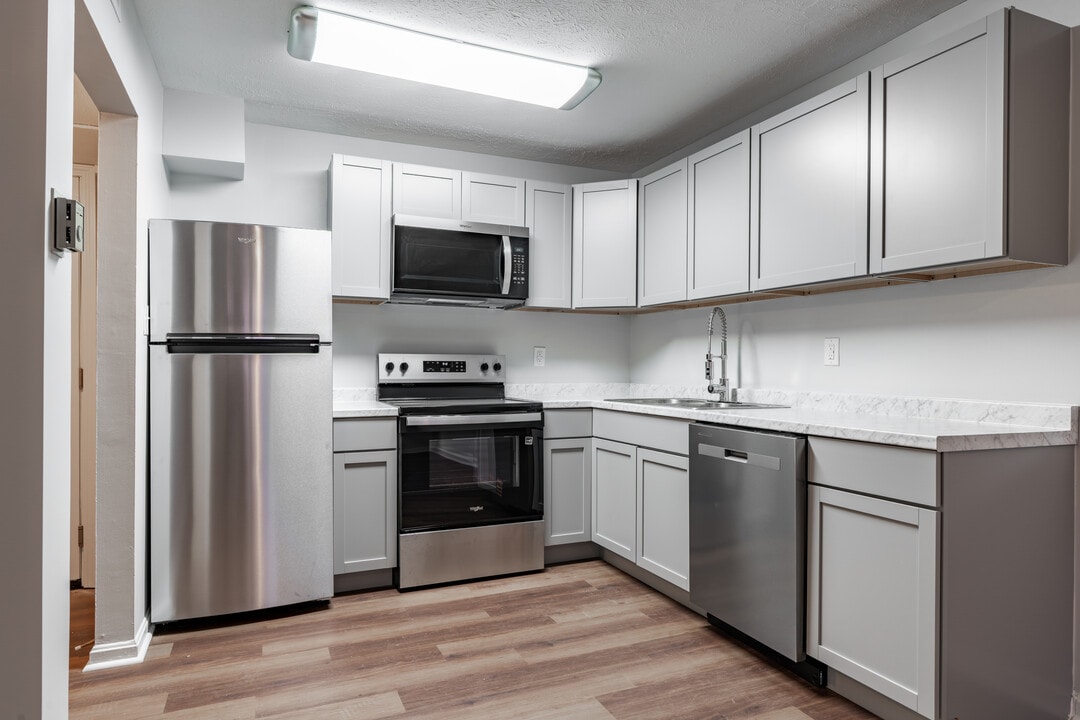 1606 Lucia Avenue - Modern Living in the Heart of the Highlands! in Louisville, KY - Foto de edificio