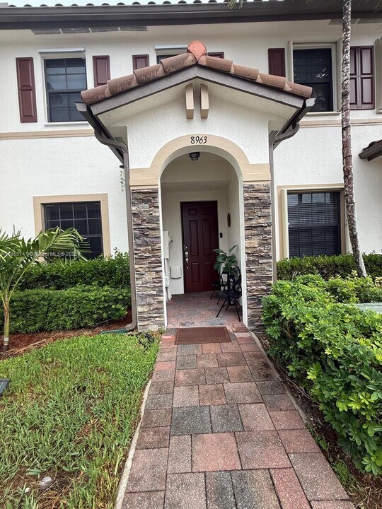 8963 W 35th Ave in Hialeah, FL - Building Photo