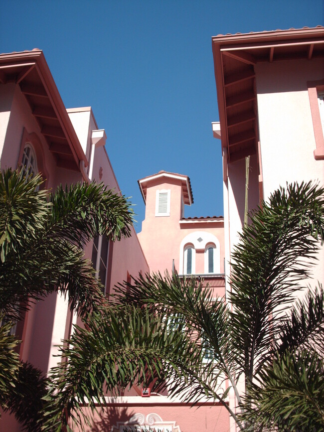 Frances Carlton Apartments in Sarasota, FL - Foto de edificio - Building Photo