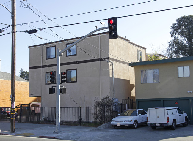 2300 High St in Oakland, CA - Building Photo - Building Photo