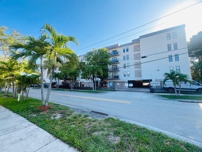 6950 W 6th Ave in Hialeah, FL - Building Photo - Building Photo