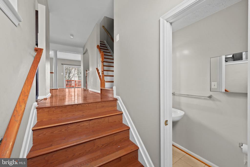 8833 Hawthorne Ct in Ellicott City, MD - Building Photo