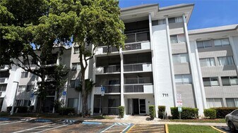 711 N Pine Island Rd in Plantation, FL - Building Photo