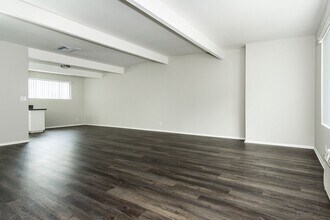 2722 Honolulu Ave in Montrose, CA - Building Photo - Building Photo