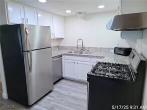 5211 Caliente St in Las Vegas, NV - Foto de edificio - Building Photo