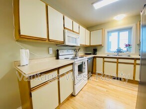 190-190 McIntosh Rd in Kelowna, BC - Building Photo - Building Photo