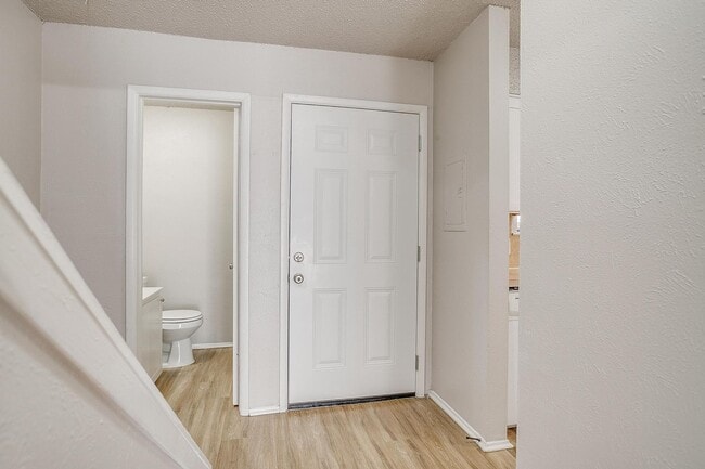 105 SE Gardens Blvd in Burleson, TX - Foto de edificio - Building Photo