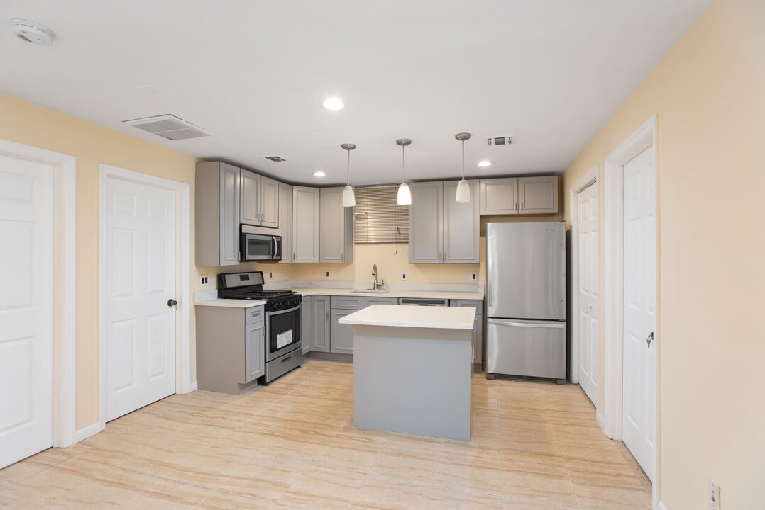 184 New York Ave in Jersey City, NJ - Building Photo