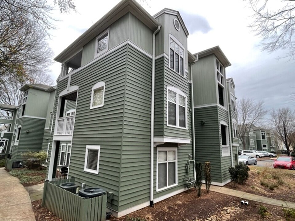 1221 Westview Ln in Raleigh, NC - Foto de edificio