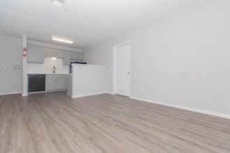 3125 Crestdale Dr, Unit 1317B in Houston, TX - Foto de edificio - Building Photo