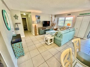 3315 58th Ave S, Unit 409 in St. Petersburg, FL - Building Photo - Building Photo