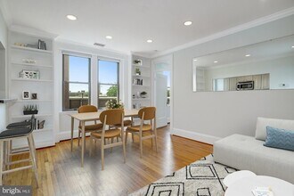 2129 Florida Ave NW, Unit 408 in Washington, DC - Foto de edificio - Building Photo