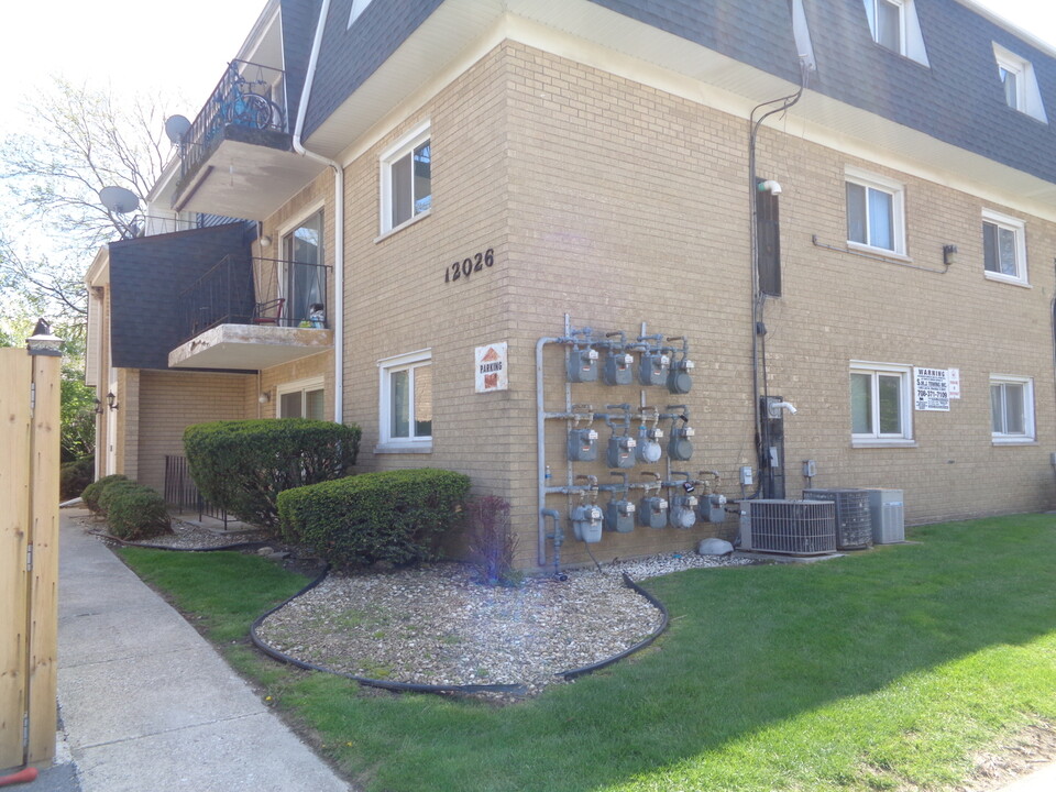 12026 S Kildare Ave in Alsip, IL - Building Photo