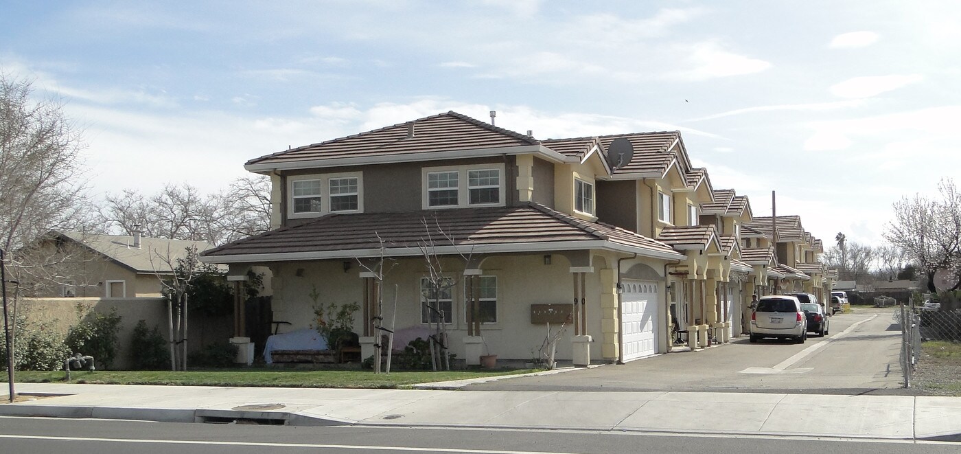 90 E Grant Line Rd in Tracy, CA - Foto de edificio