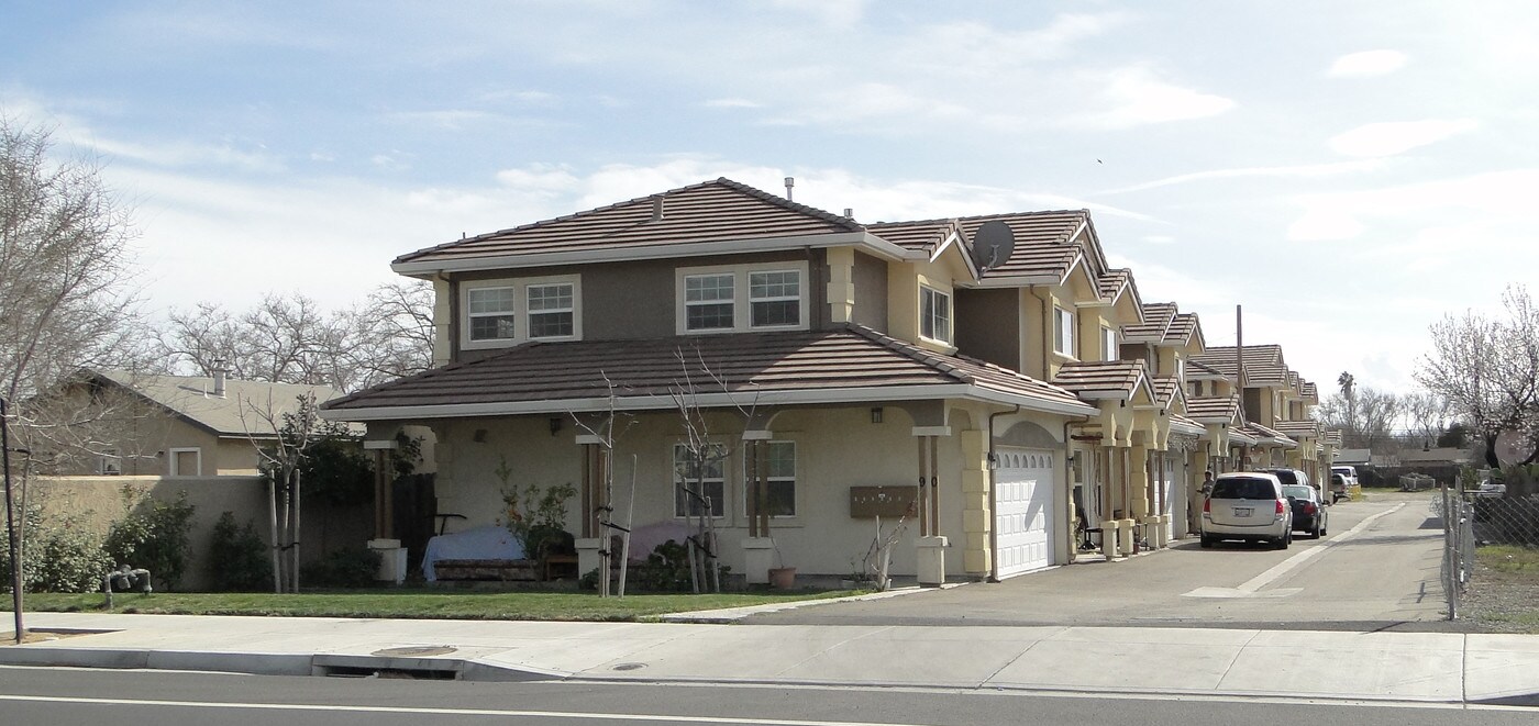 90 E Grant Line Rd in Tracy, CA - Building Photo