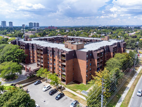 Warren Court Apartments in Toronto, ON - Building Photo - Building Photo