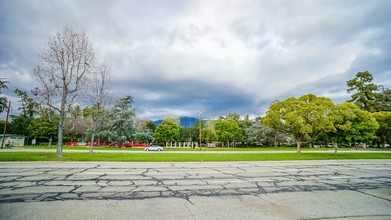 9074 Huntington Dr in San Gabriel, CA - Foto de edificio - Building Photo