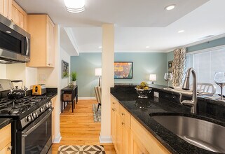 80 Thornton Rd in Chestnut Hill, MA - Foto de edificio - Building Photo