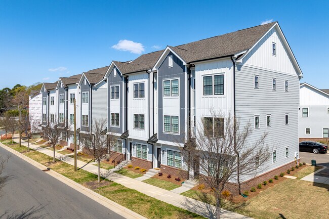 Radial at Mora Point in Charlotte, NC - Building Photo - Building Photo