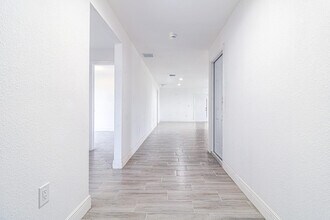 163 W Blue Heron Blvd in Riviera Beach, FL - Building Photo - Building Photo