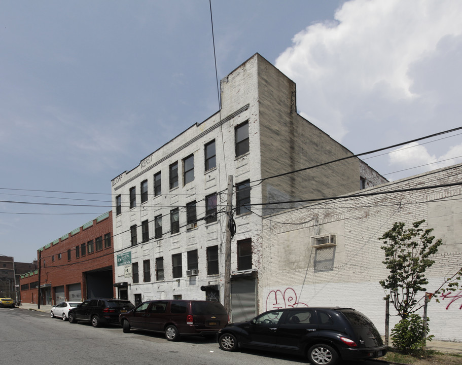 269-271 Meserole St in Brooklyn, NY - Building Photo