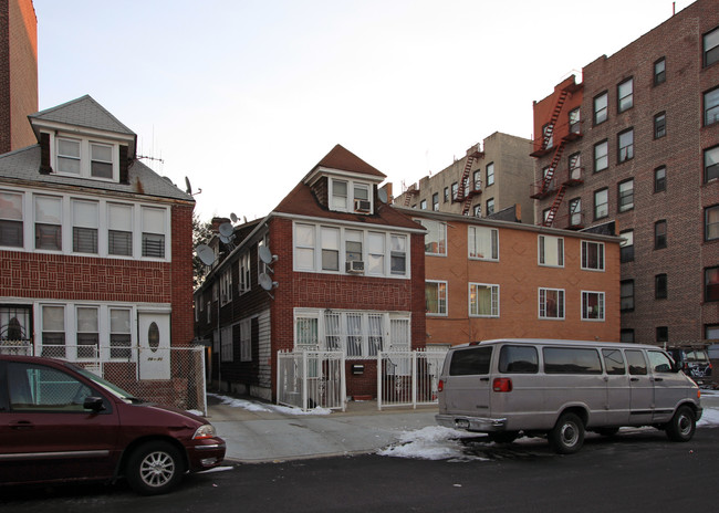 88-43 162nd St in Jamaica, NY - Foto de edificio - Building Photo