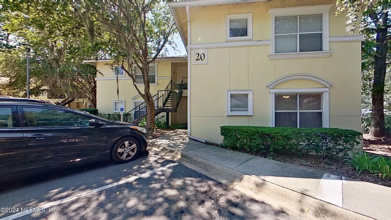 1800 The Greens Way in Jacksonville Beach, FL - Building Photo