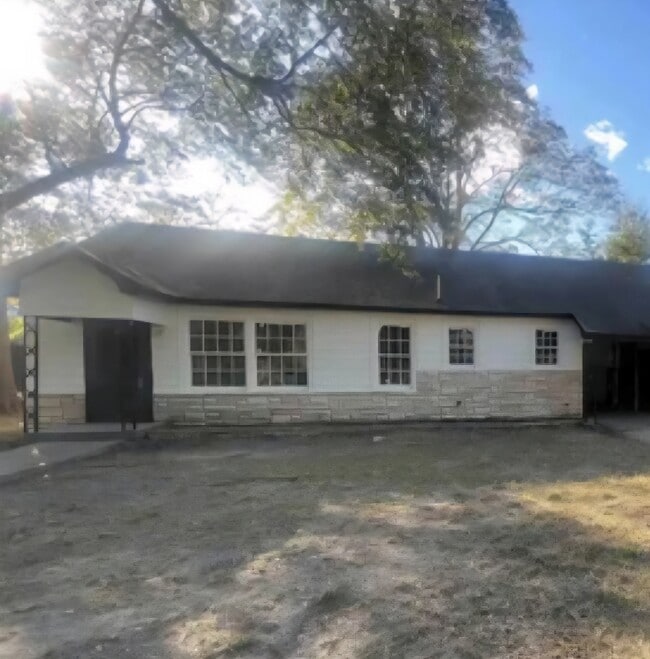 2404 S Walnut St in Pine Bluff, AR - Foto de edificio - Building Photo