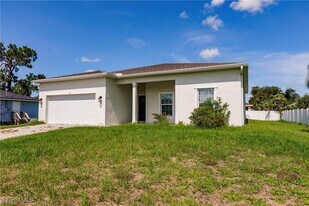 870 Columbia St in Port Charlotte, FL - Building Photo