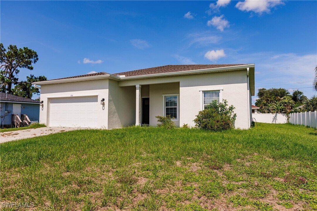 870 Columbia St in Port Charlotte, FL - Building Photo