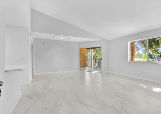 3430 Pinewalk Dr N in Margate, FL - Foto de edificio - Building Photo