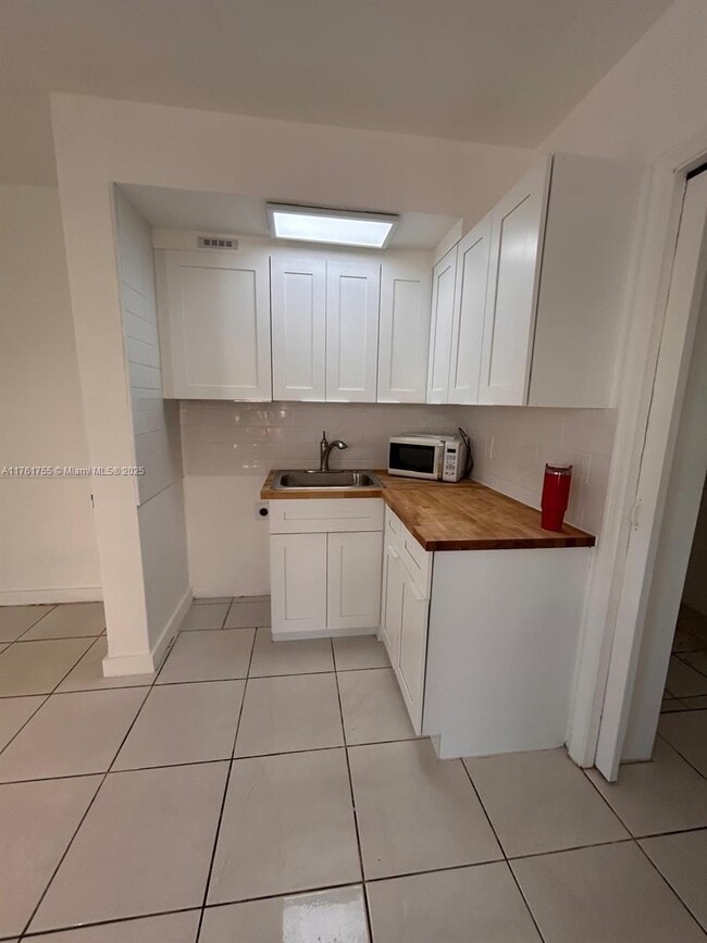 7909 East Dr in North Bay Village, FL - Building Photo - Building Photo