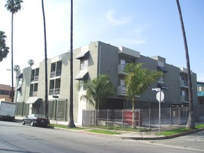 935 S Mariposa Ave in Los Angeles, CA - Foto de edificio - Building Photo