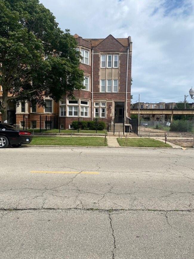 property at 4619 S Prairie Ave