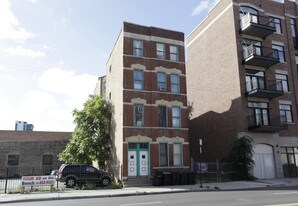 707 W Grand Ave in Chicago, IL - Building Photo
