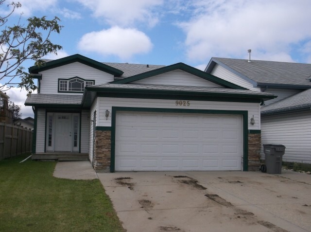 9025 96 Ave in Grande Prairie, AB - Building Photo