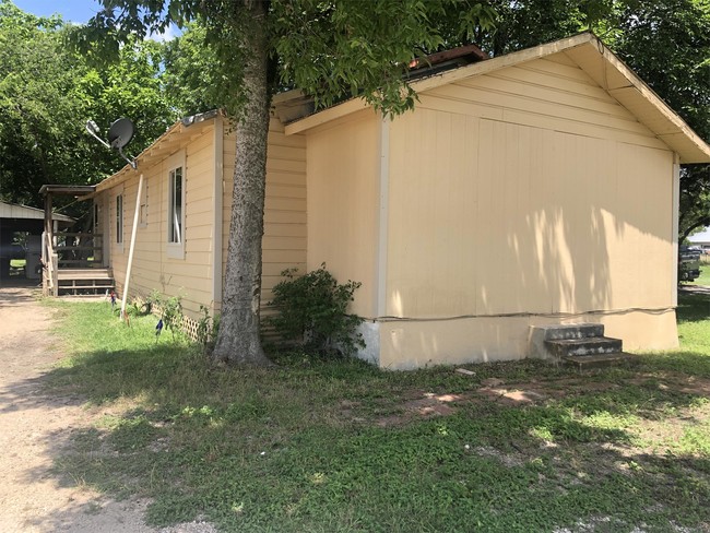 1111 S Commerce St in Lockhart, TX - Building Photo - Building Photo