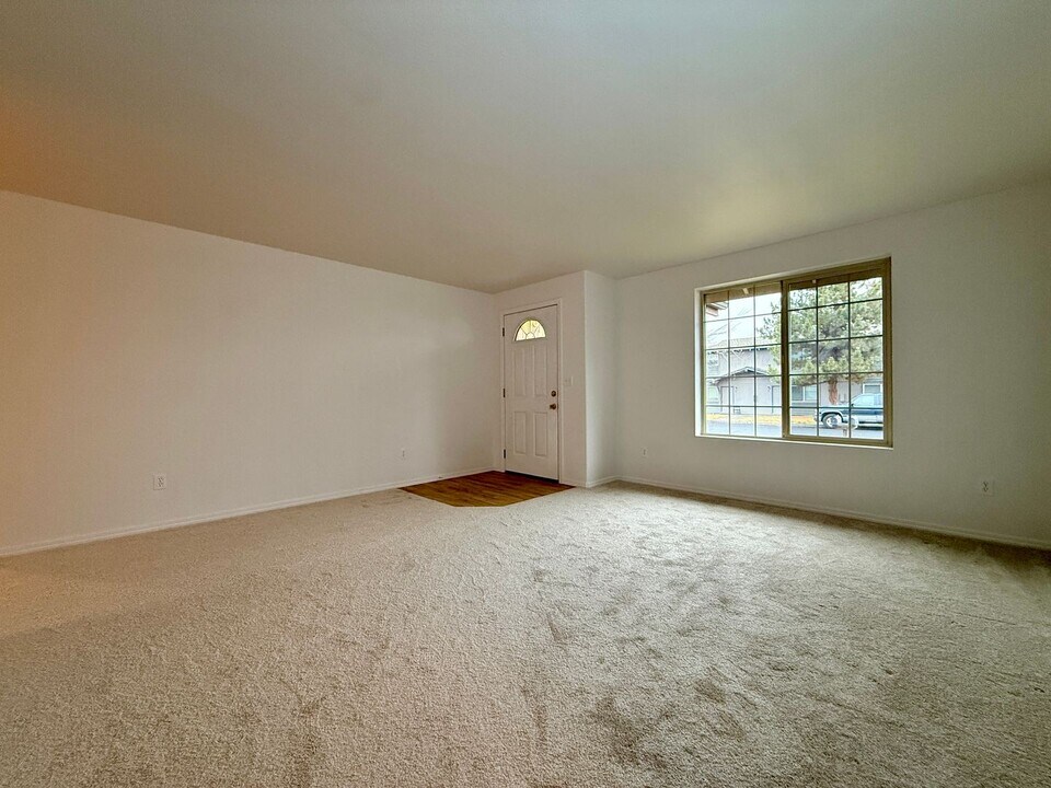 1614 SW Metolius Ave in Redmond, OR - Building Photo