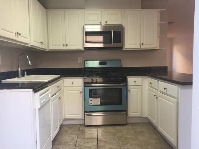 20246 Cohasset St, Unit 9 in Winnetka, CA - Foto de edificio - Building Photo