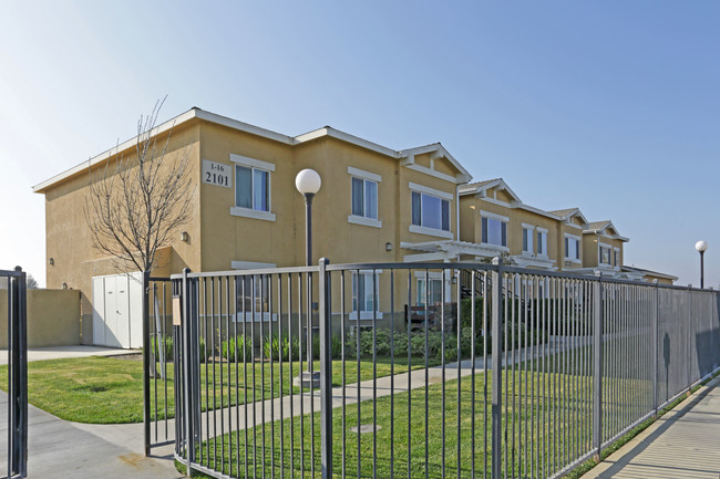 Pacheco Court Apartments in Los Banos, CA - Foto de edificio - Building Photo