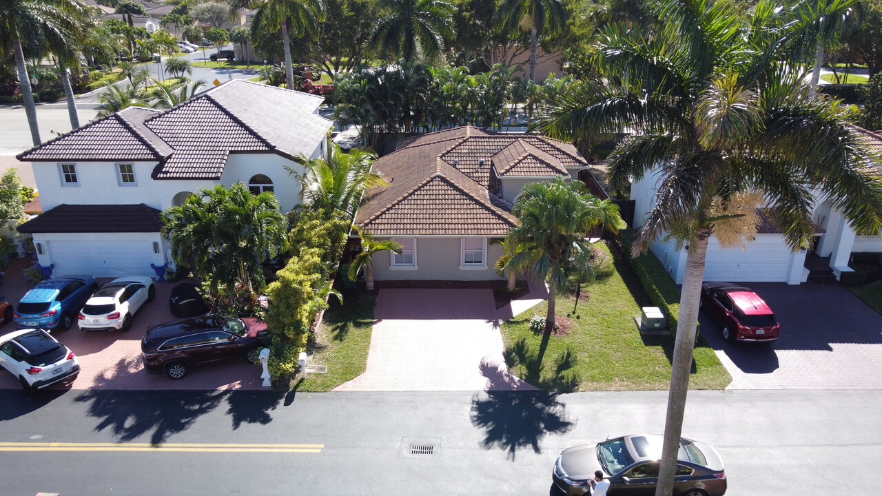 16404 SW 95th Ln in Miami, FL - Foto de edificio