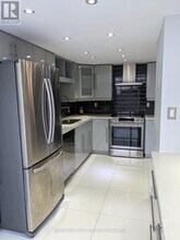 350 Webb Dr in Mississauga, ON - Building Photo - Building Photo