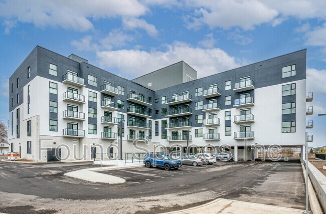 1936 Rymal Rd E in Hamilton, ON - Building Photo - Building Photo